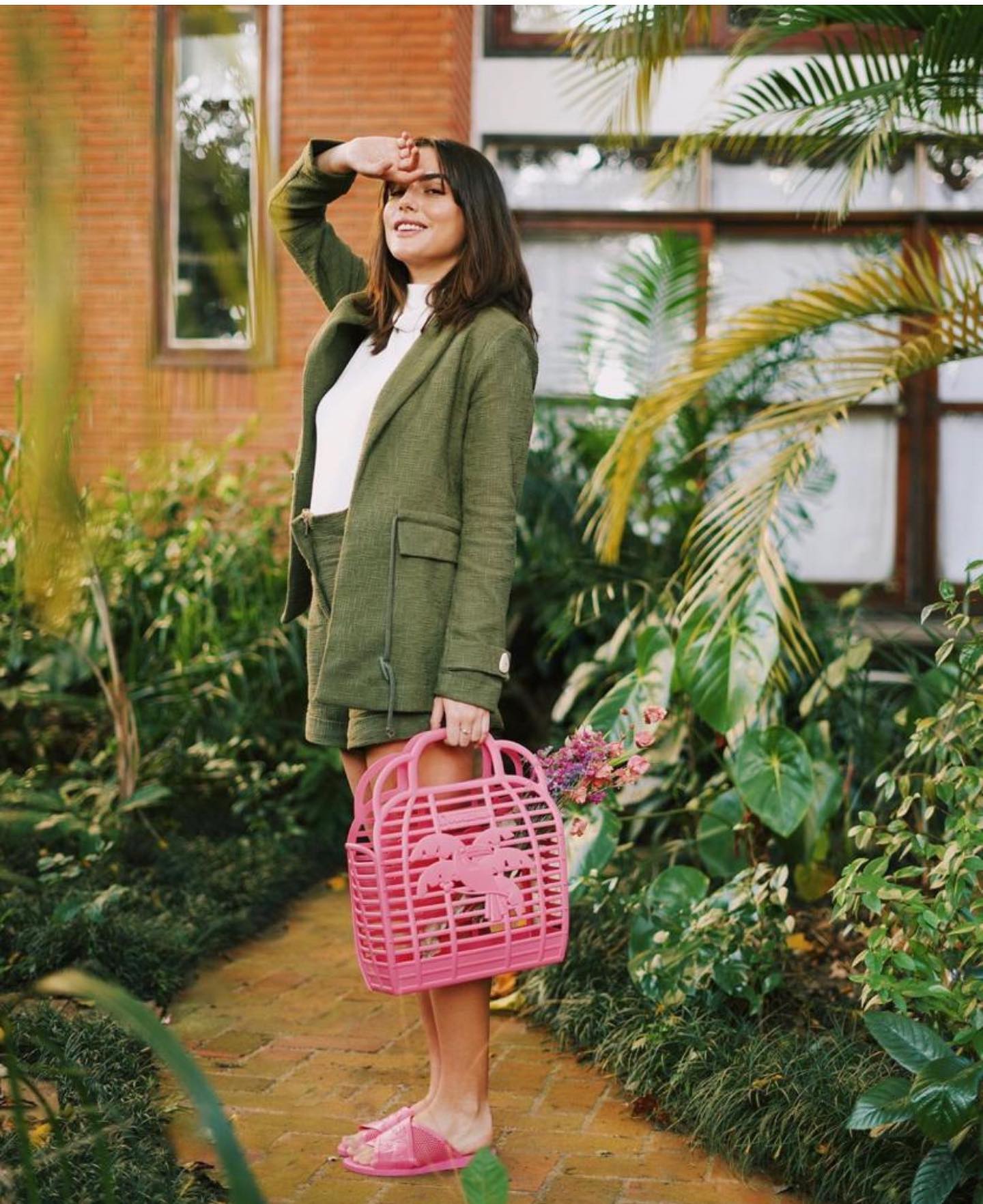 Ragazza con borsa estiva rosa